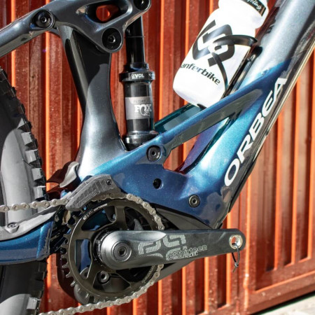 Bicicleta elétrica personalizada ORBEA Wild H20 com suspensão dianteira Fox 38 de 160 mm com fixação Grip. CHAMPANHE M