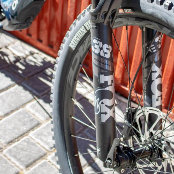 Bicicletta elettrica personalizzata ORBEA Wild H20 con forcella Fox 38 da 160 mm CHAMPAGNE M