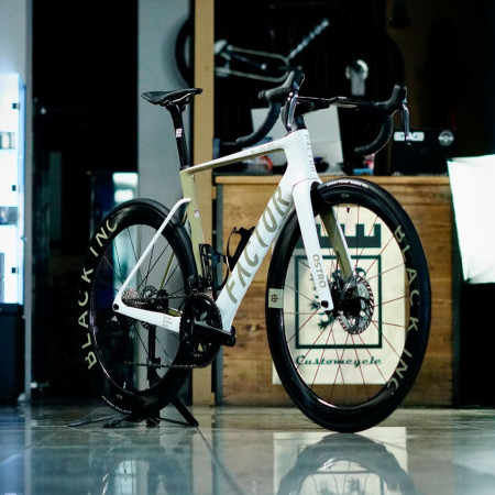 Bicicleta FACTOR Ostro VAM 2.0 Ultegra DI2 Prisma BLANCO 54